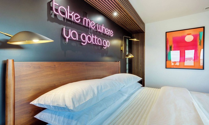 Newport Casa | The Berry @ The Louie Boutique Motel, Walk to Everything! Dog Friendly!
