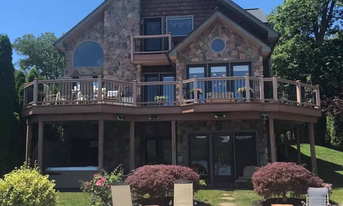 Greenwood Lake Casa | The Best Lake House