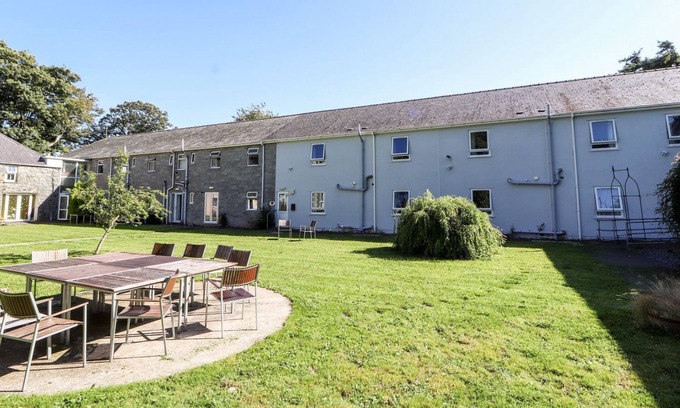 Bont Newydd Casa | THE BEVAN, pet friendly, with a garden in Bontnewydd, Gwynedd