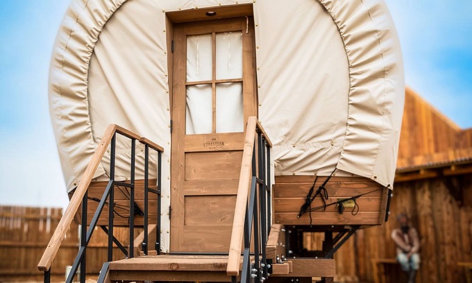 Amarillo Cabina | The Big Texan - Cabins & Wagons