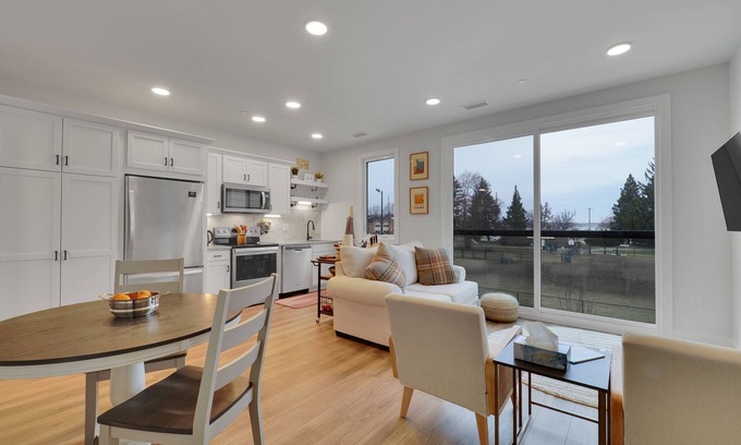 Traverse City Condominio | The Bish: Your Summer Escape Near Downtown Traverse City!