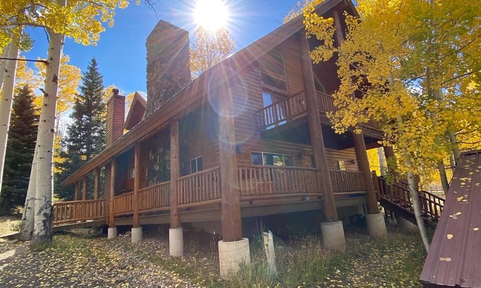 Mammoth Creek Cabina | The Bison at Panguitch Lake - Secluded Master and private hot tub