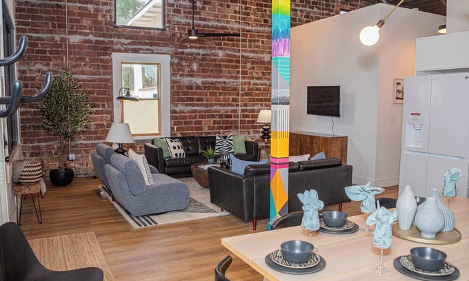 Springfield Casa | The Black Pearl - A Gorgeous Industrial-Style 4BR Home