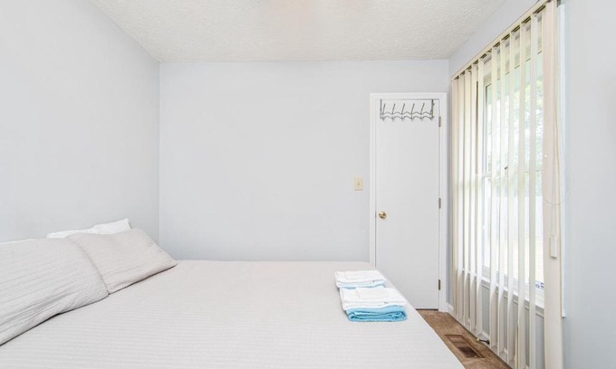 Fayetteville Casa | The Blue Burble Inn