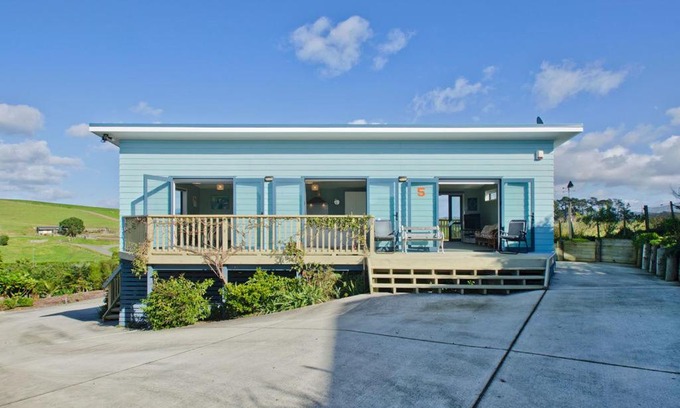 Waipu Casa | The Blue Cottage with WiFi- Waipu Holiday Home