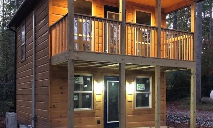Winston - Salem Cabina | The Blue Door Cabin