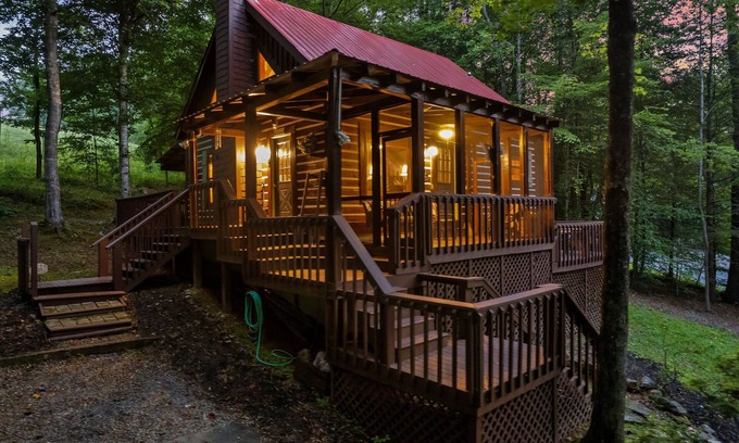 Townsend Cabina | The Blue Door Cabin: Charming, All-Wood w/Screened-in Porches - quiet & relaxing
