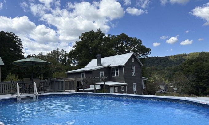 Ohiopyle Apartamento | The Blue Heron · Walk to the Falls! Celebrate the Season in Ohiopyle!