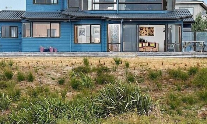 Papamoa Beach Cabaña | THE BLUE HOUSE - PAPAMOA HOLIDAY HOME, with a garden in Papamoa Beach