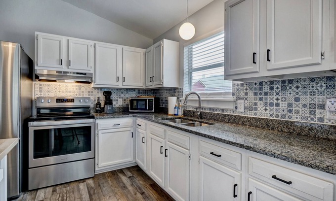 Wilmington Historic District Cabaña | The "Blue Moon" Cottage, Downtown Wilmington! 9 blocks to Historic Riverfront!