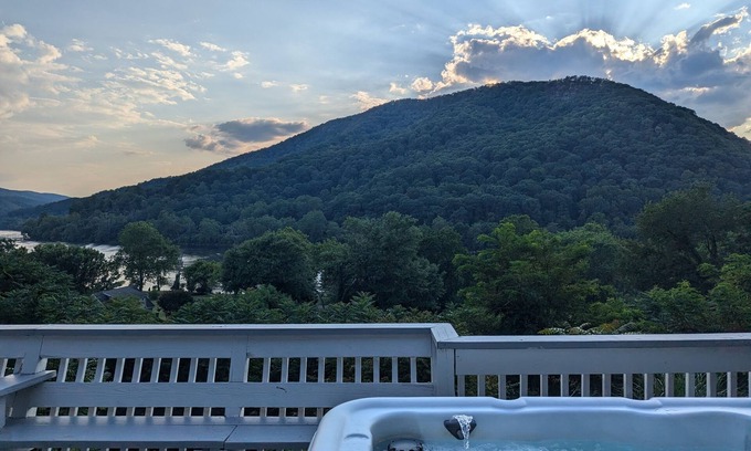 New River Casa | The Blue Ridge Bungalow- 3BR 2BA, hot tub with panoramic views, dog-friendly.