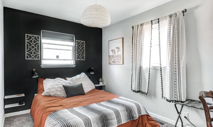 Fountain Square Casa | The Blue Villa !Amenities! Pet Friendly + Fence