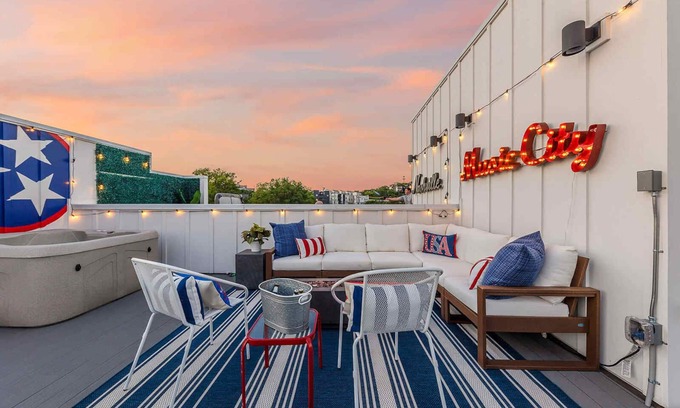 Katie Hill Neighborhood Casa | The Bluebell - Rooftop Lounge with Hot Tub!