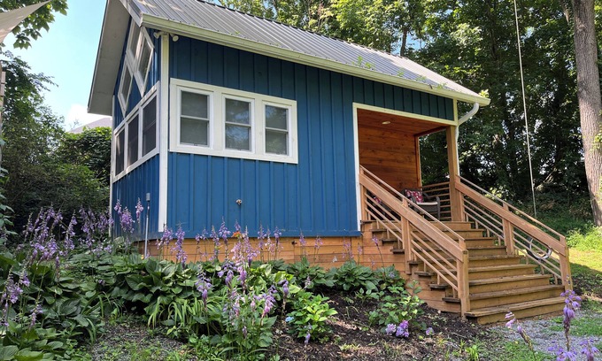 Westwood Place Cabina | The Bluebird- A Cute, Cozy Tiny House, 5 mins to Downtown Asheville