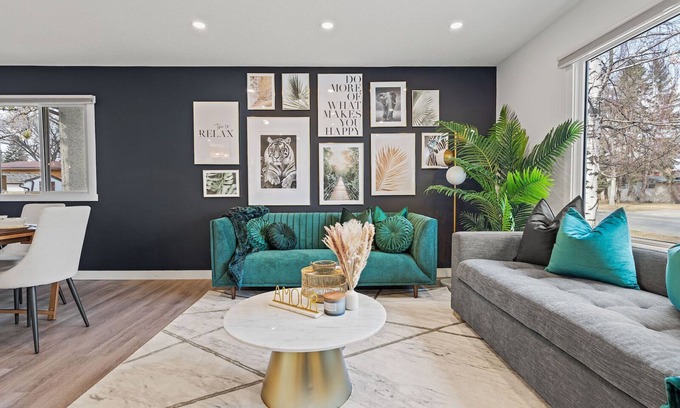 Southeast Calgary Casa | The Bluebird & The Nest | 10 Min DT | Free Parking | Upscale | Private Back Yard
