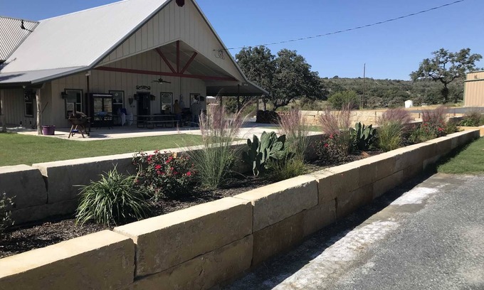 Bandera Casa | The Bluff Springs Lodge