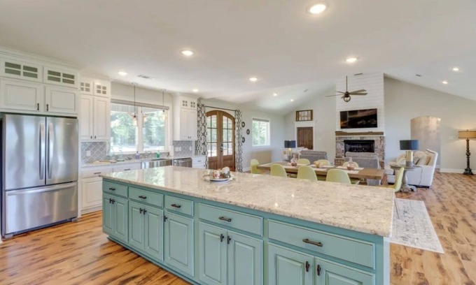 Edgemont Casa | “The Bluffs” A Family-Friendly Home w Deck & Breathtaking Lake View