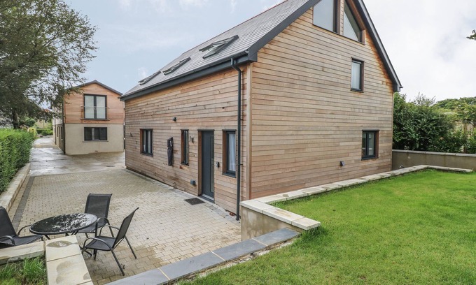 Tenby Cabaña | The Boathouse, TENBY