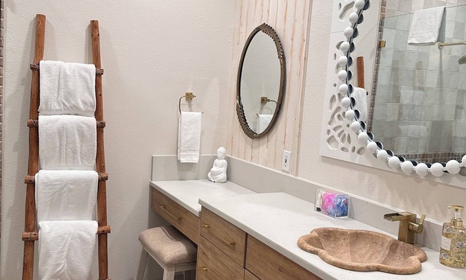 Del Mar Apartamento | Bohemian. Unit #5 Charming 2-bedroom apartment in gorgeous Corpus Christi.