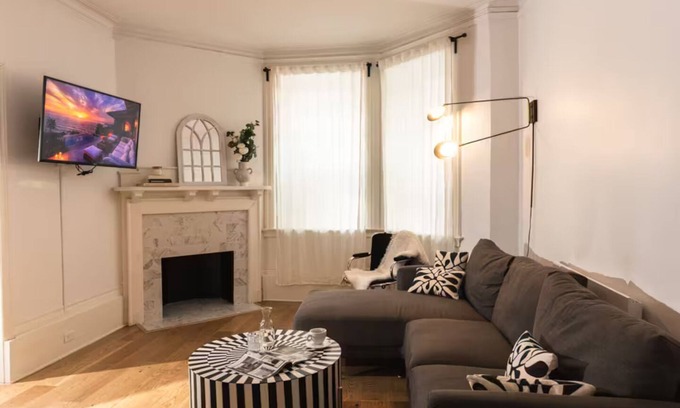 Shaughnessy Village Apartamento | The Bordeaux - 4 bedrooms, 1,5 baths Apartment in Montréal Downtown With Parking