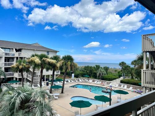 North Forest Beach Apartamento | The Breakers #220 Beach Condo, Beautiful Ocean View at Coligny Beach, 4 N Forest Beach Drive Hilton Head, Walk to all Shops Restaurants, Renovated Jan 2024, Vacation Rental HHI LLC