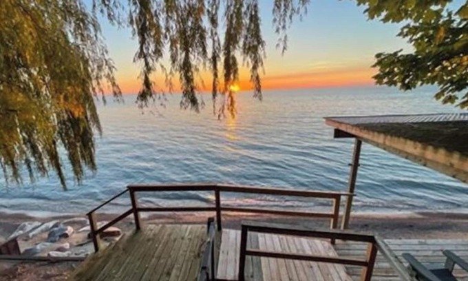 Zurich Cama Y Desayuno | The Brentwood Waterfront Retreat