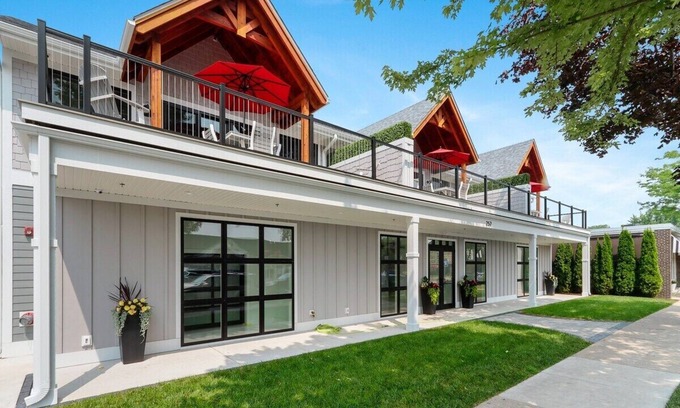 Lake Geneva Apartamento | The Brick and Mortar Collection| 3 Loft Units| Upscale Group Getaway |Walk-Out Balcony| Downtown
