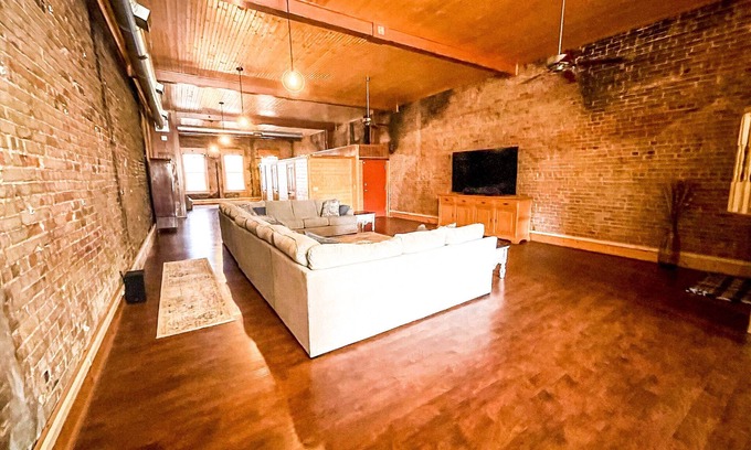 Nacogdoches Condominio | The Brick Street Suite, high ceilings, historic brick street location