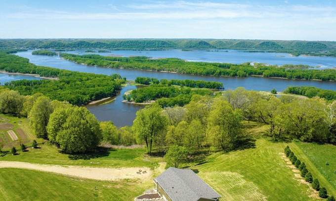 De Soto Cabina | The Bridgeview Lodge, Hot tub, Amazing River Views and sun sets.