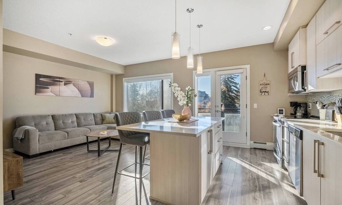 Southwest Calgary Apartamento | The Brightside - Spacious and Clean - Steps to DT!