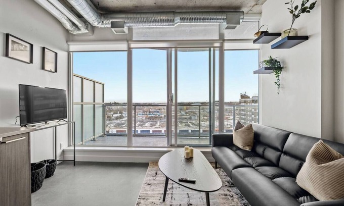 East Village Apartamento | The Brixton - DT Views, by Bow River & Saddledome