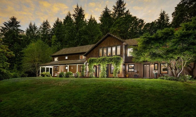 Carlton Casa | The Brookside Inn Estate