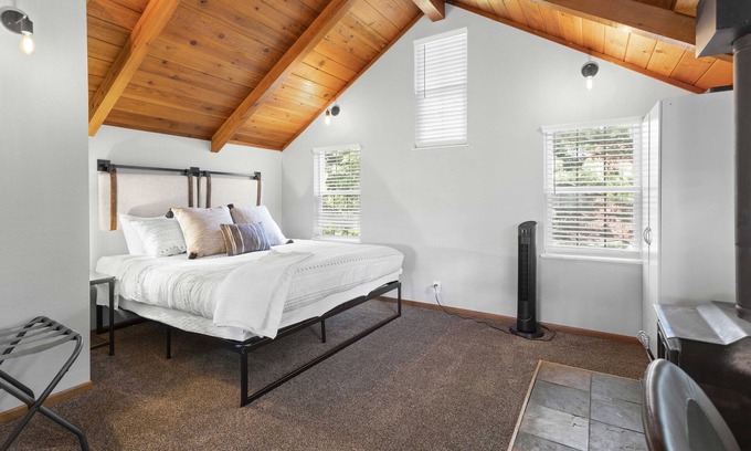 Sagle Cabaña | The Buck Spur | A Cozy Cottage close to Sandpoint & Silverwood