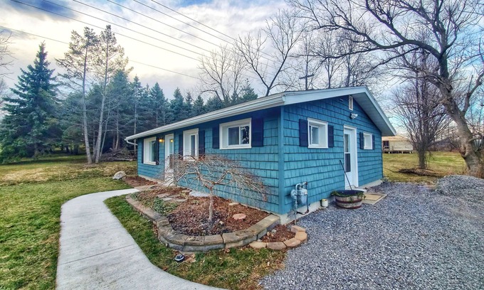 Canandaigua Casa | The bungalow @ T. Spex Eyewear is a cozy, convenient stay in Canandaigua!