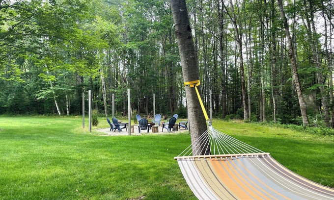 Kennebunk Casa | The Bunk House KBK. 3 min to beach- sleeps 9. Oversize fire pit. Family vibes.