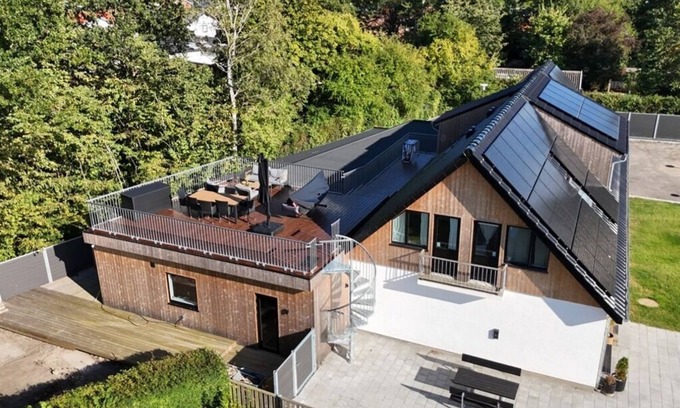 Odense Apartamento | The Butterfly - Elegant Odense Retreat with Rooftop Views & Room for 7