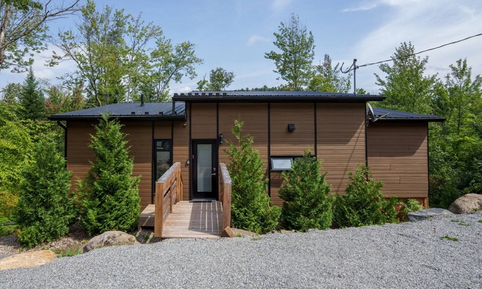 Sainte-Emelie-de-L'Energie Chalet De Esquí | The Rebel Chipmunk, waterfront with spa