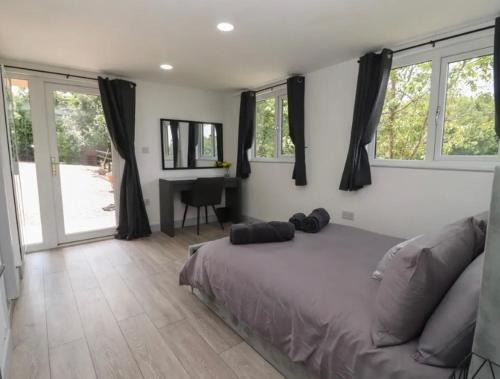 Hartshill Casa | The Cabin - Private Car Park with CCTV - Fast WiFi - Peaceful Retreat with Views for Business or Couples