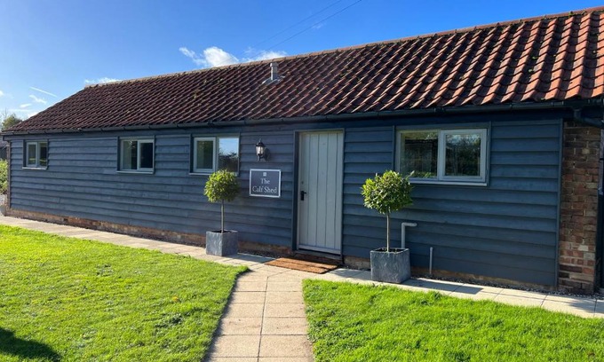 Toft Monks Casa | The Calf Shed - cozy cottage in peaceful Norfolk countryside