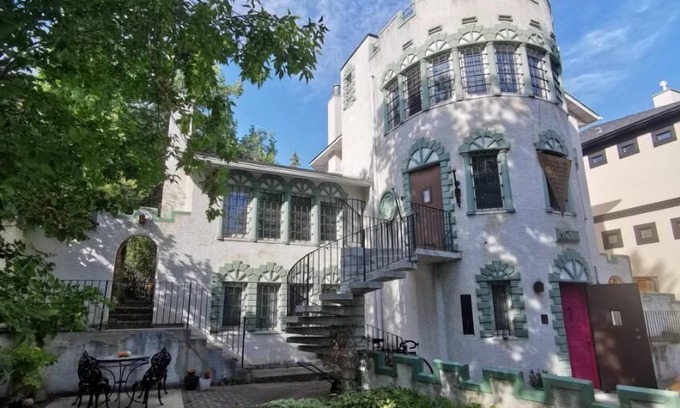 Mount Royal Otro | The Calgary Castle - Unique Stay