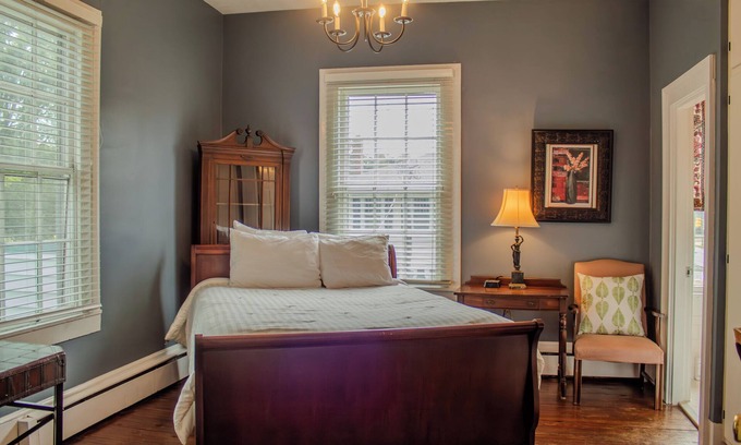 Clinton Apartamento | The Camelia Room - Private Room w/ Ensuite Bath in Historic Downtown Home