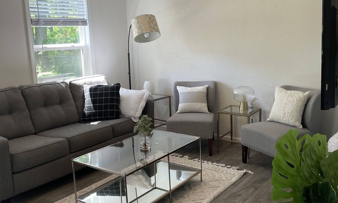 Downtown Des Moines Casa | The Capitol House-East Village/Downtown, King Bed