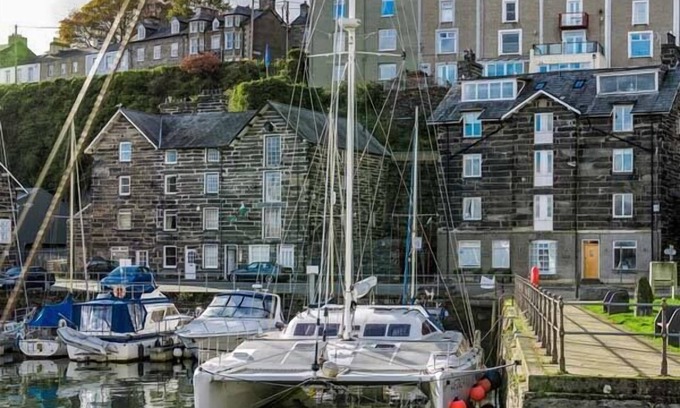 Borth-y-Gest Cabaña | The Captain's Penthouse