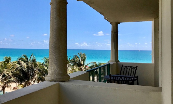 Surfside Condominio | ¡La unidad de estudio Carlisle on the Ocean es tu lugar! RECIENTEMENTE REMODELADO!