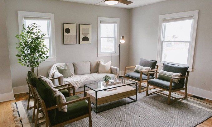 Lexington Casa | "The Carlisle" WARM MODERN STAY w/ Yard -Greyline