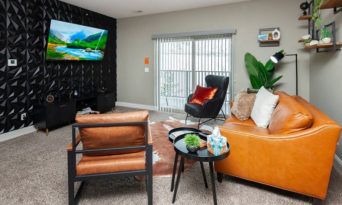 West Des Moines Apartamento | The Carmel/Bold/Massage /Chair Spacious / 3D Wall / Pool / Gym / Tanning Bed
