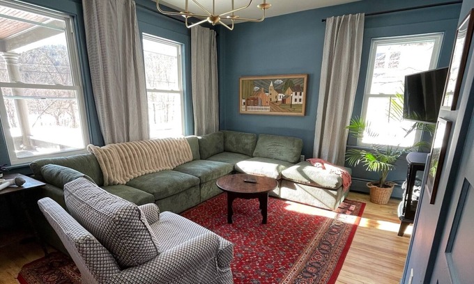 Cavendish Casa | The Carol - Styled and freshly renovated stay10 minutes to Okemo