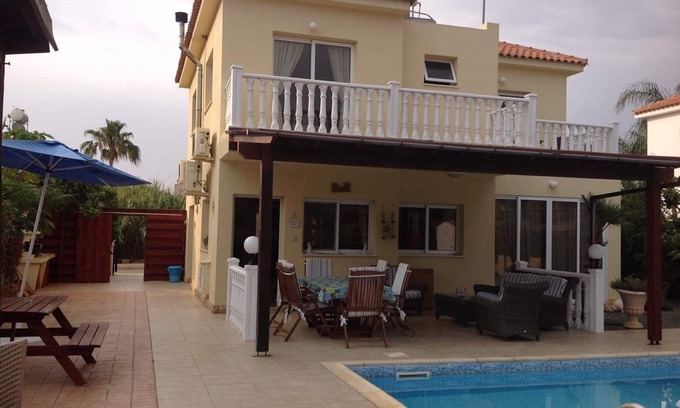 Ayia Napa Villa | La villa Carolyn está situada en una zona de cul-de-suc. Es muy tranquilo, relajante y tiene una maravillosa vista al mar, el mar está a solo 100 metros de la casa. El centro de Ayia Napa, con todo su estilo de vida nocturna, está a solo 5 minutos en c...
