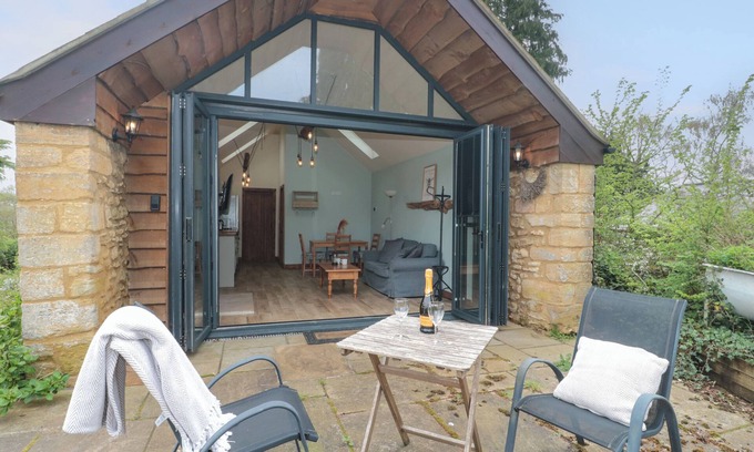 Barwick Cabaña | THE CART SHED, with open fire in Yeovil, Somerset
