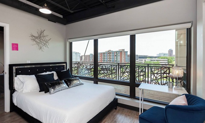 Historic East Village Apartamento | The Cartier Lux DT Apt w/Skyline View